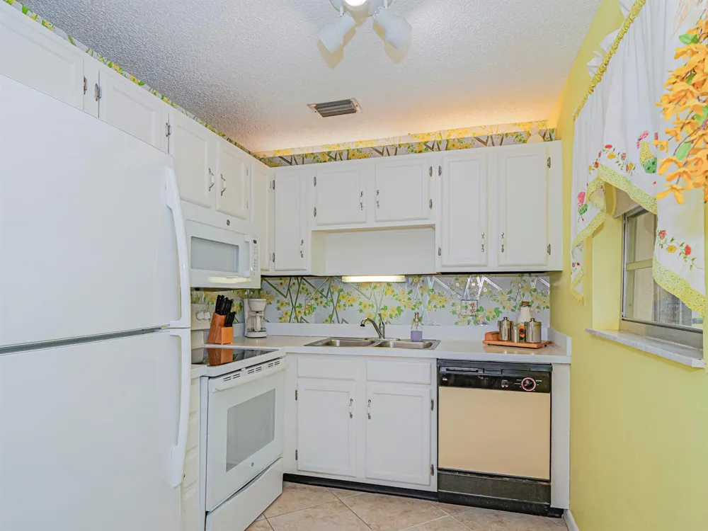 41 WOODLAND DRIVE #205 Vero Beach, FL 32962