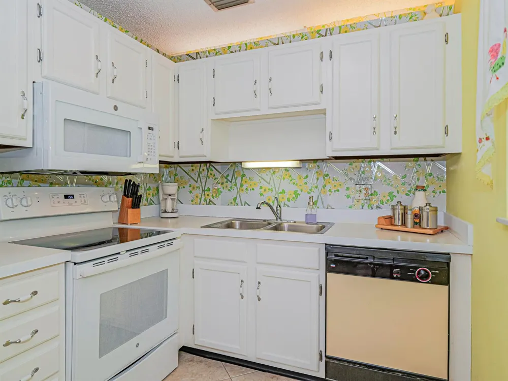 41 WOODLAND DRIVE #205 Vero Beach, FL 32962