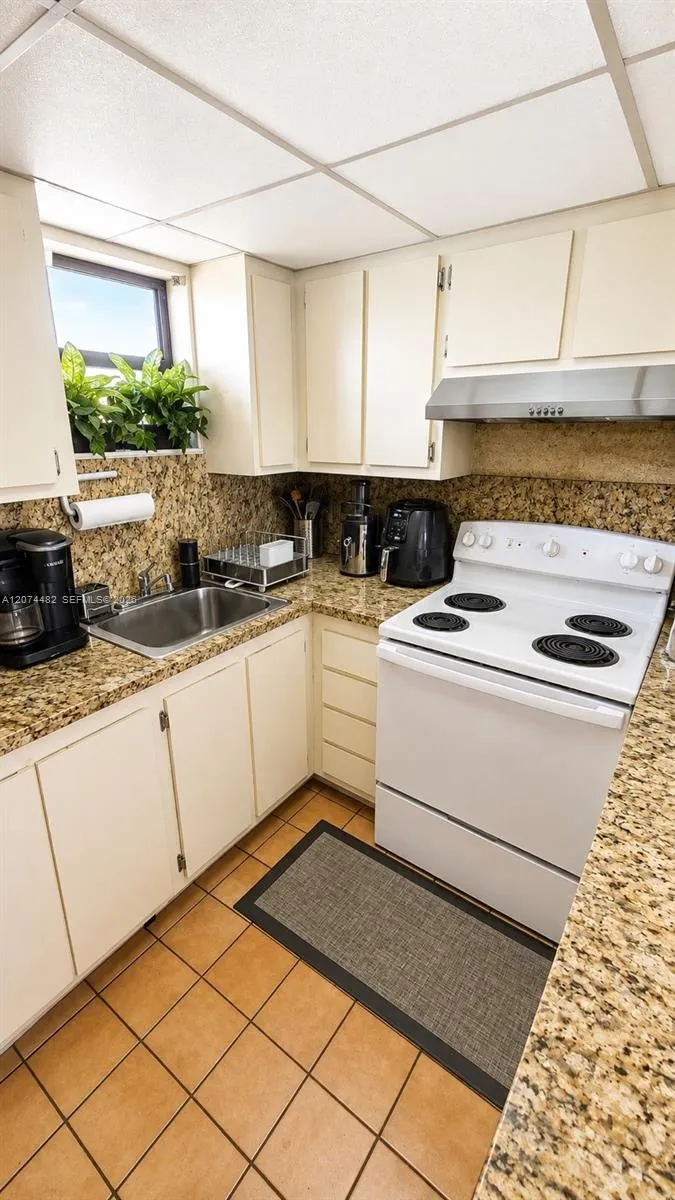 8290 Lake Dr #426 Doral, FL 33166