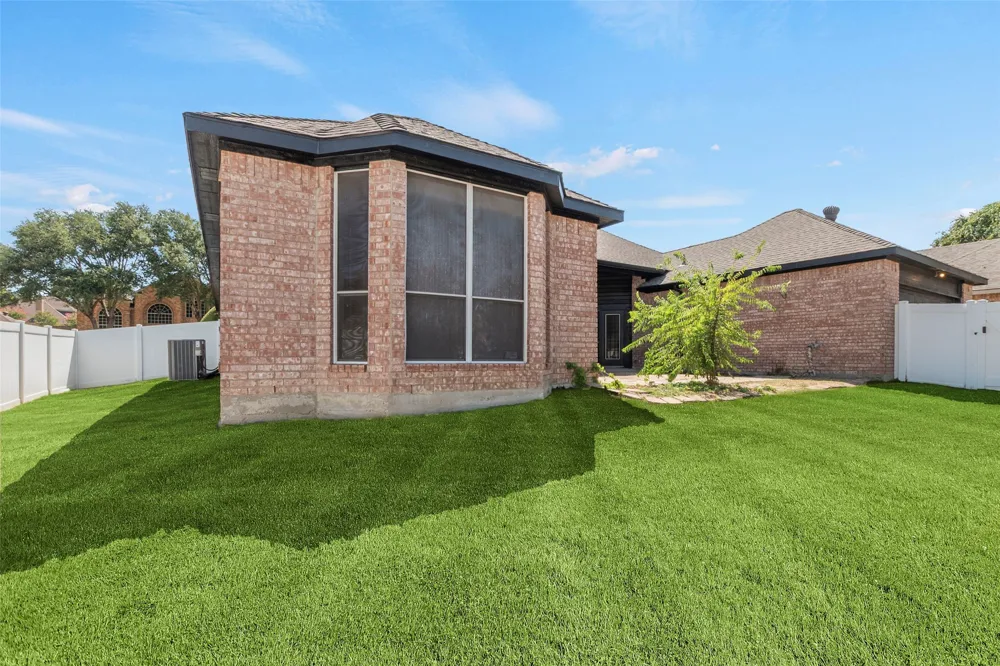 517 Quick Silver Drive DeSoto, TX 75115