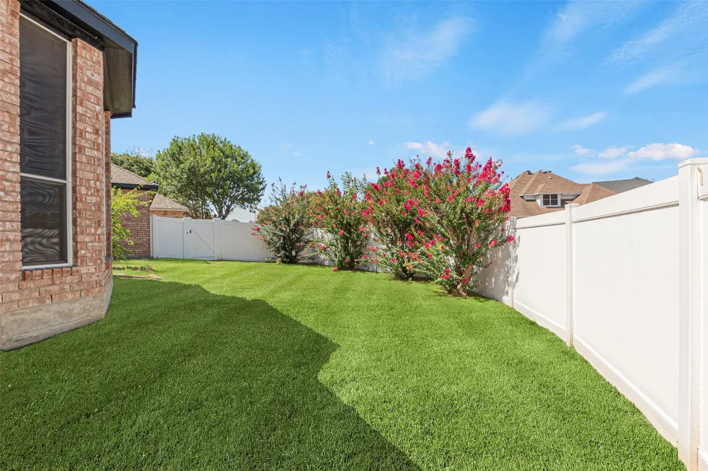 517 Quick Silver Drive DeSoto, TX 75115