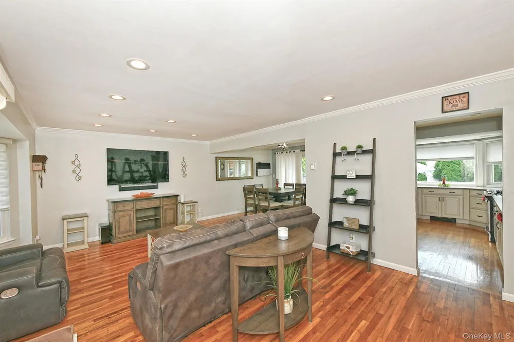 4039 Hahn Avenue Bethpage, NY 11714