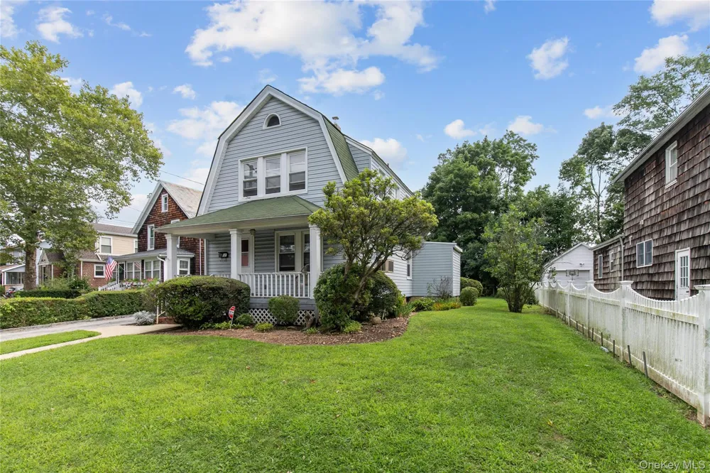 48 Saint Marks Place Roslyn Heights, NY 11577