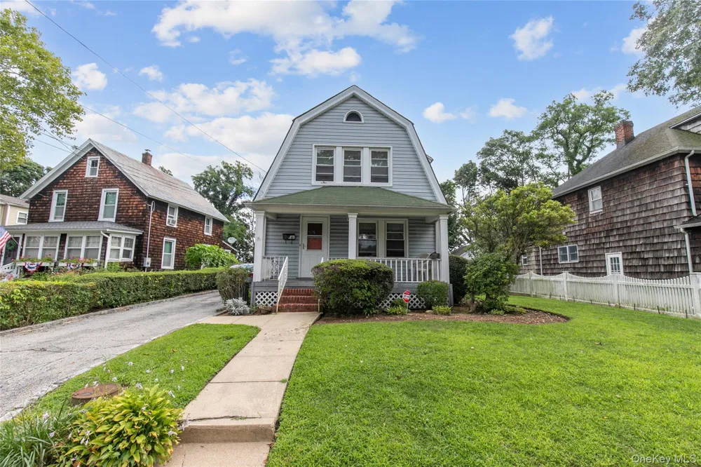 48 Saint Marks Place Roslyn Heights, NY 11577