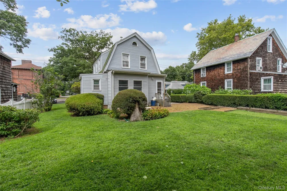 48 Saint Marks Place Roslyn Heights, NY 11577
