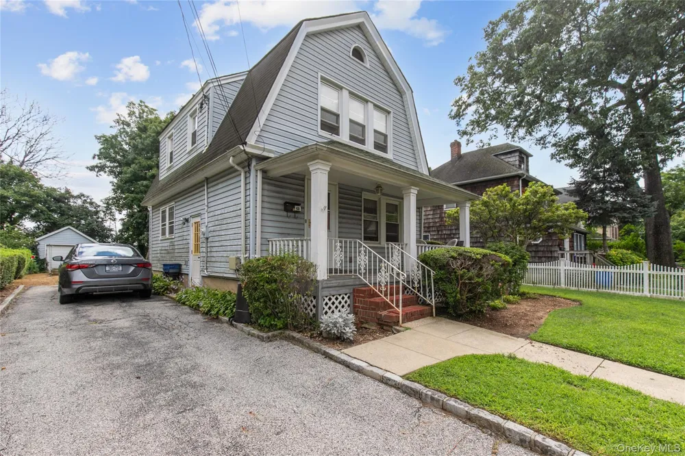 48 Saint Marks Place Roslyn Heights, NY 11577