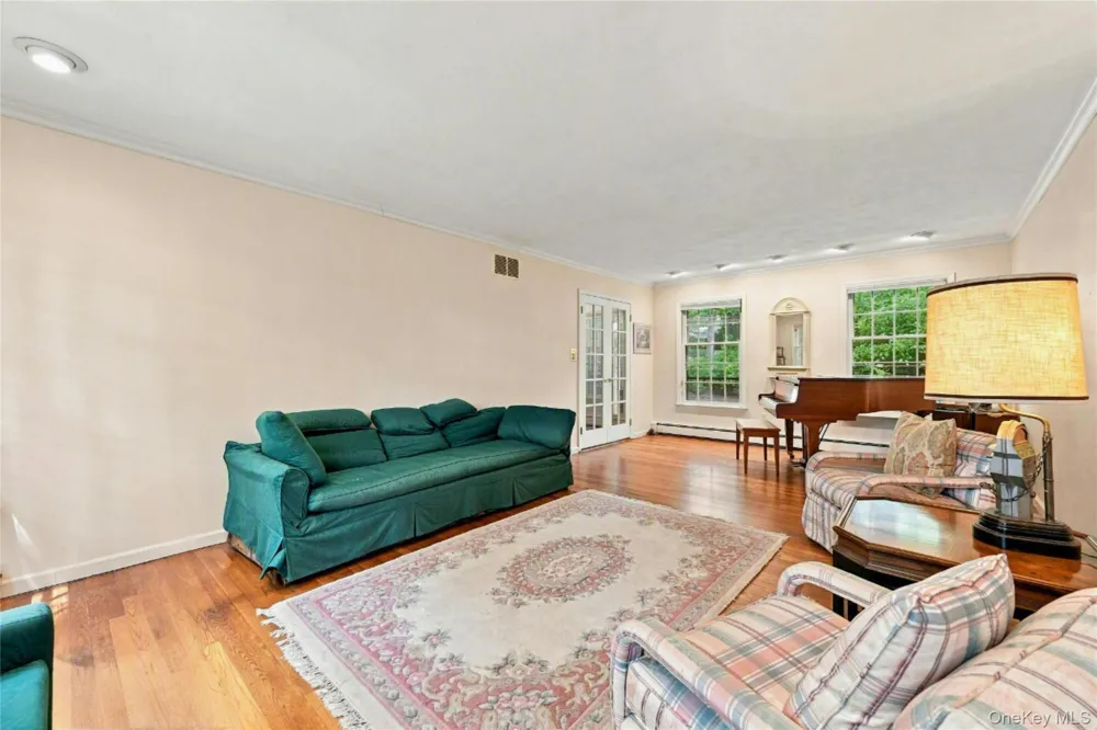 31 Sands Lane Port Jefferson, NY 11777