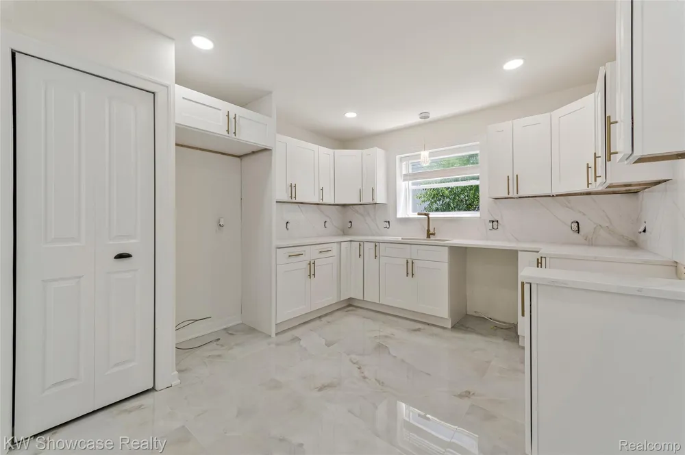 4392 CASS ELIZABETH ROAD Waterford Charter Township, MI 48328