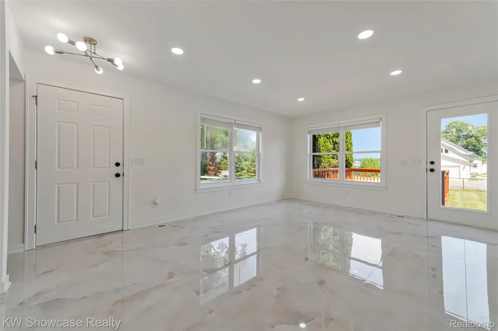 4392 CASS ELIZABETH ROAD Waterford Charter Township, MI 48328