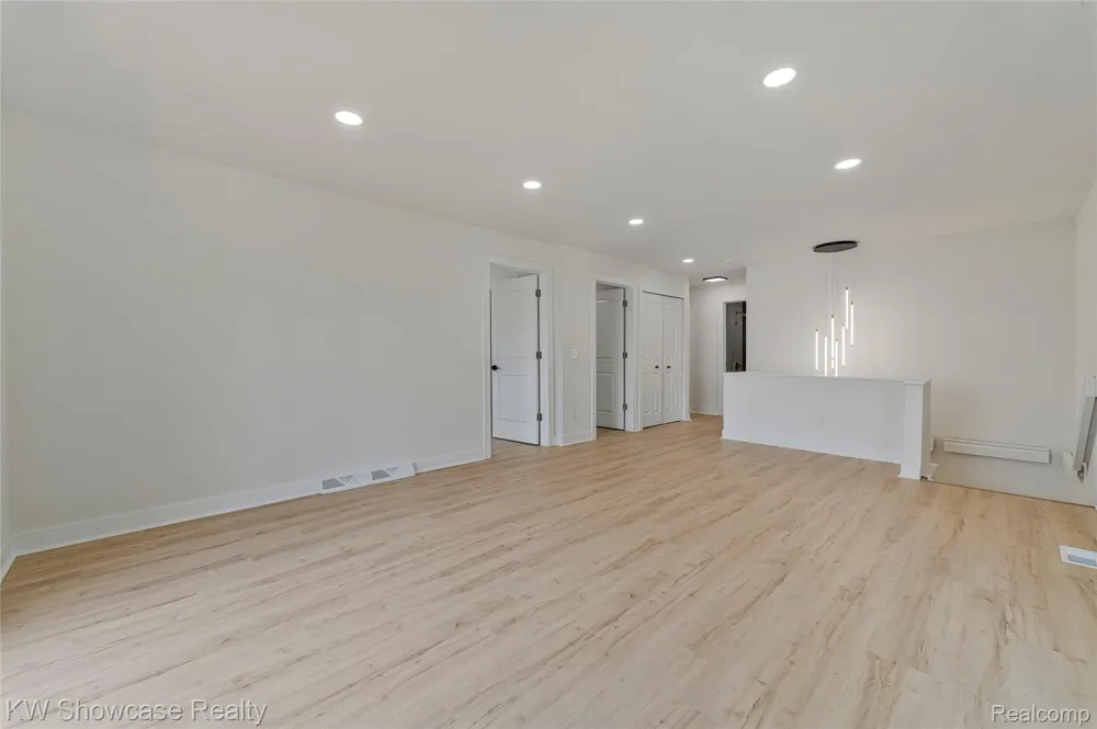 4392 CASS ELIZABETH ROAD Waterford Charter Township, MI 48328