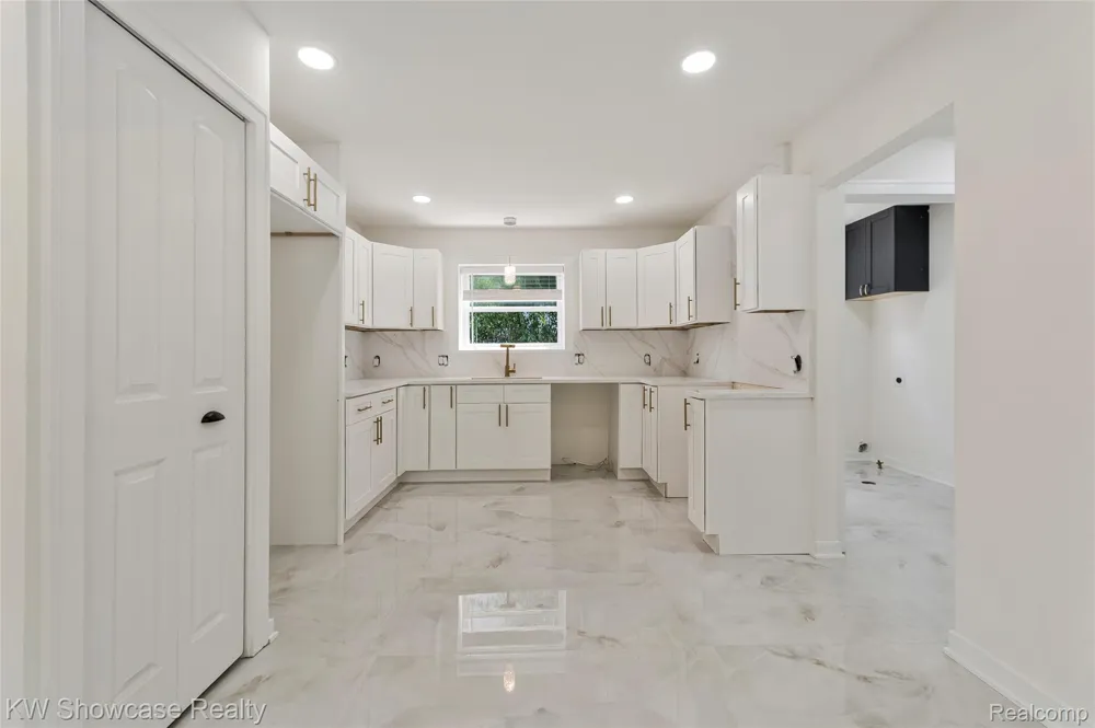 4392 CASS ELIZABETH ROAD Waterford Charter Township, MI 48328