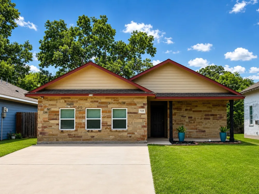 719 E 6th Street Bonham, TX 75418
