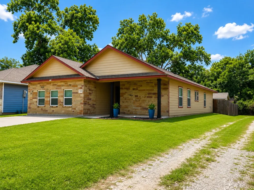 719 E 6th Street Bonham, TX 75418