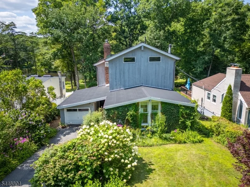 2 Algonquin Trl Jefferson, NJ 07885