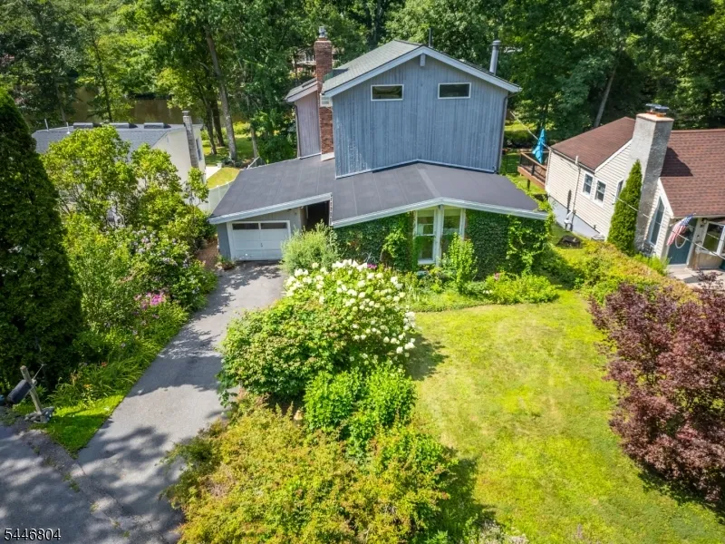 2 Algonquin Trl Jefferson, NJ 07885