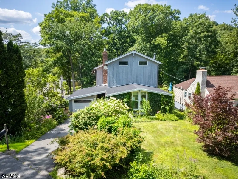 2 Algonquin Trl Jefferson, NJ 07885