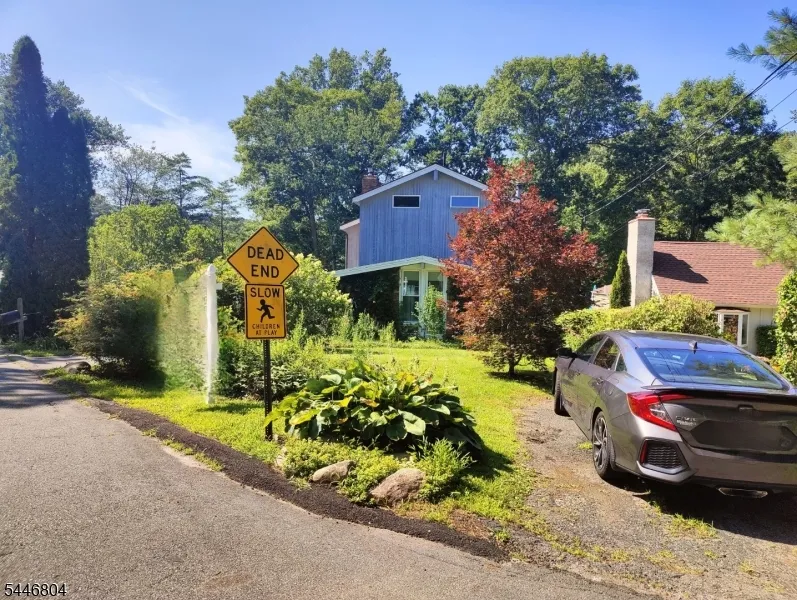 2 Algonquin Trl Jefferson, NJ 07885