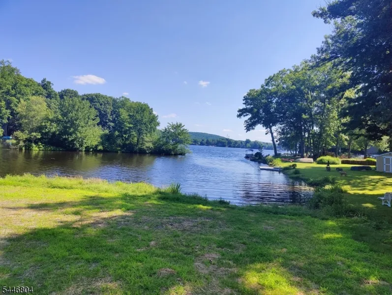 2 Algonquin Trl Jefferson, NJ 07885
