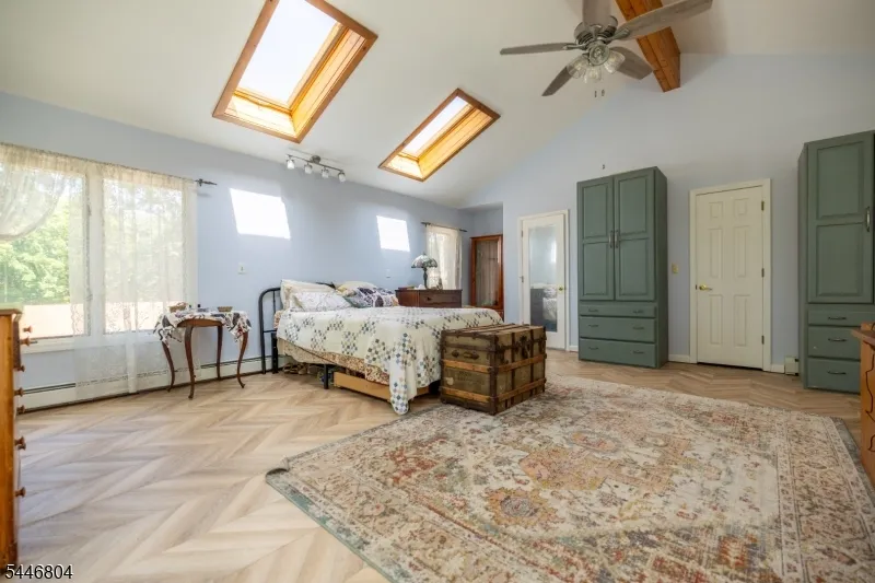 2 Algonquin Trl Jefferson, NJ 07885