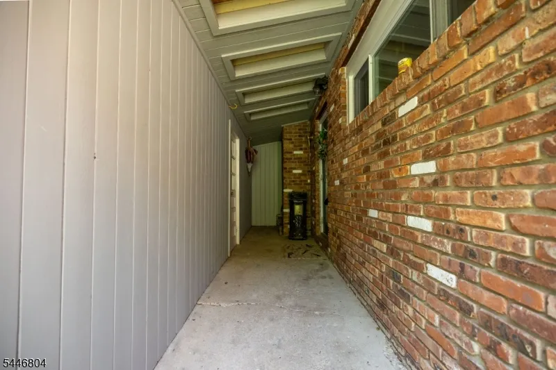 2 Algonquin Trl Jefferson, NJ 07885