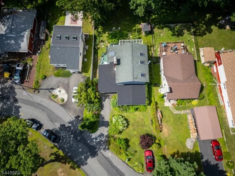 2 Algonquin Trl Jefferson, NJ 07885