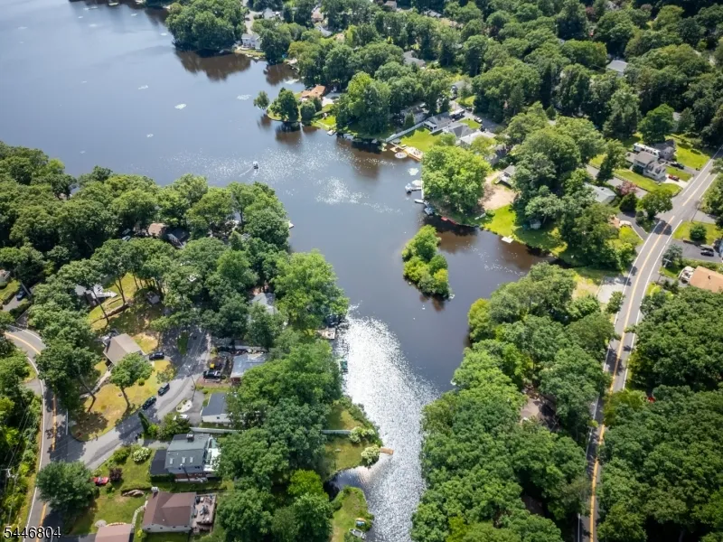2 Algonquin Trl Jefferson, NJ 07885