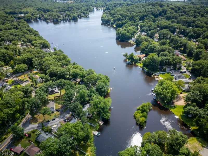 2 Algonquin Trl Jefferson, NJ 07885