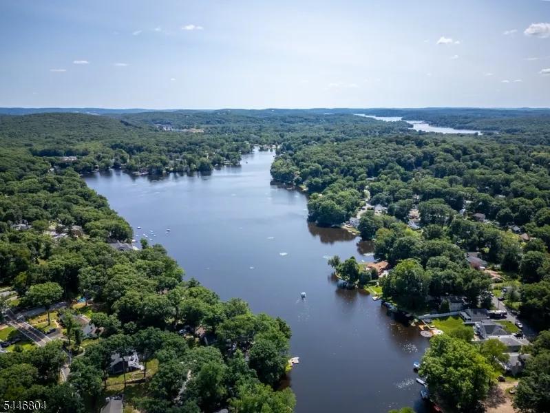 2 Algonquin Trl Jefferson, NJ 07885