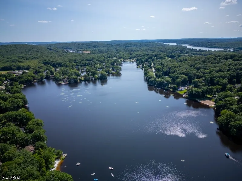 2 Algonquin Trl Jefferson, NJ 07885