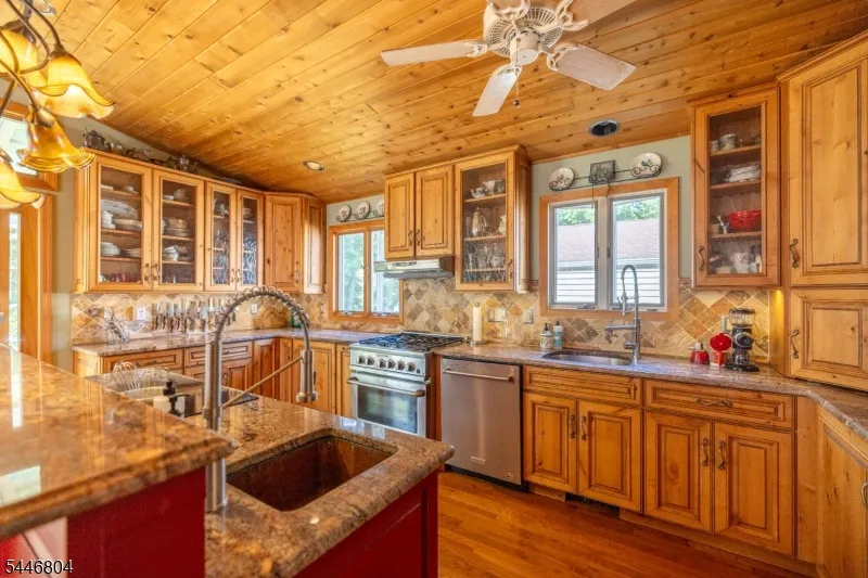 2 Algonquin Trl Jefferson, NJ 07885