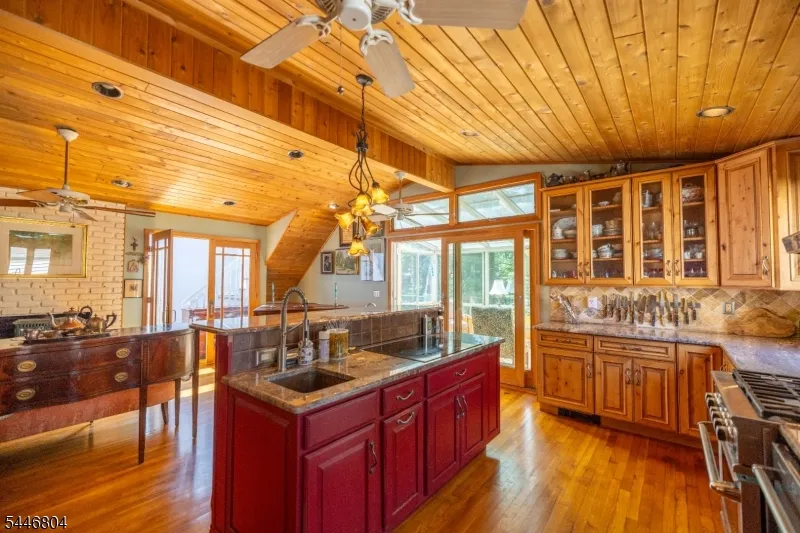 2 Algonquin Trl Jefferson, NJ 07885