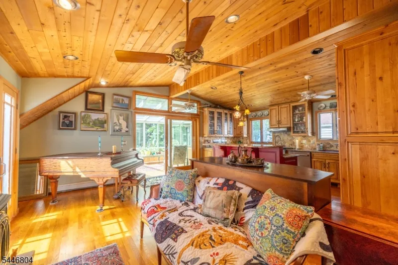 2 Algonquin Trl Jefferson, NJ 07885