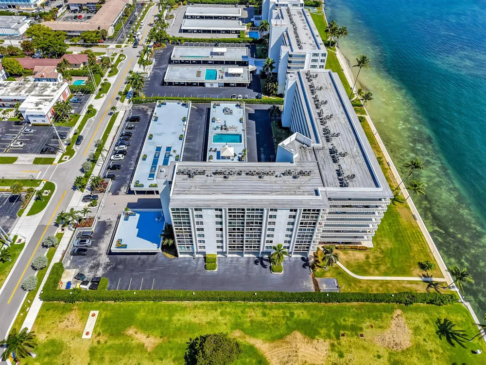 301 LAKE SHORE DRIVE #302 Lake Park, FL 33403