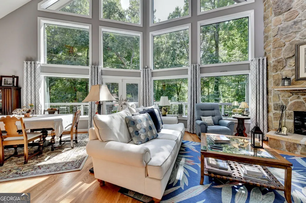 6173 Pine CIR Flowery Branch, GA 30542