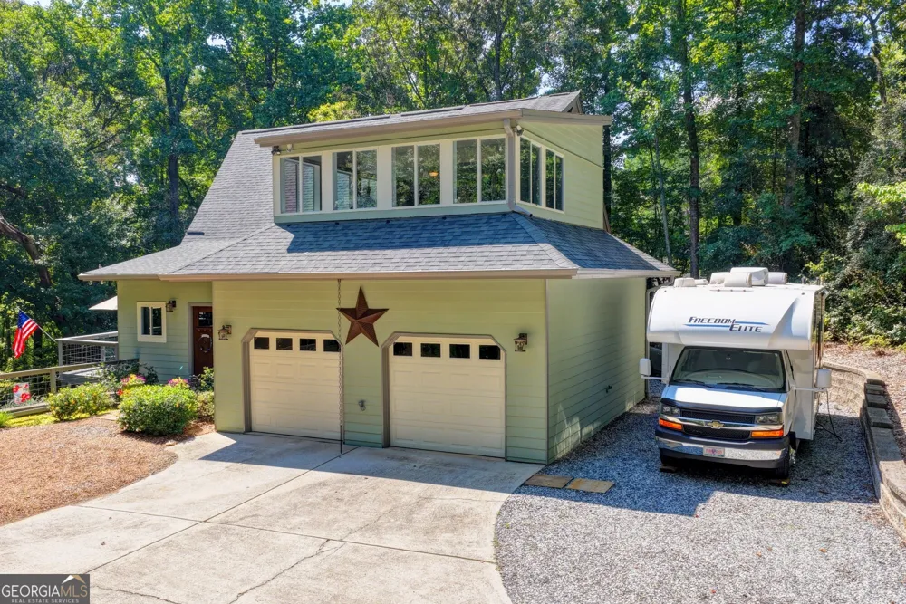 6173 Pine CIR Flowery Branch, GA 30542