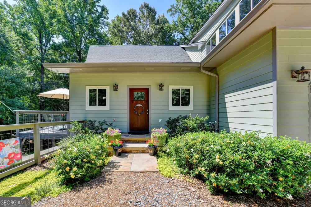 6173 Pine CIR Flowery Branch, GA 30542