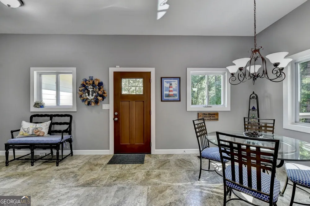 6173 Pine CIR Flowery Branch, GA 30542