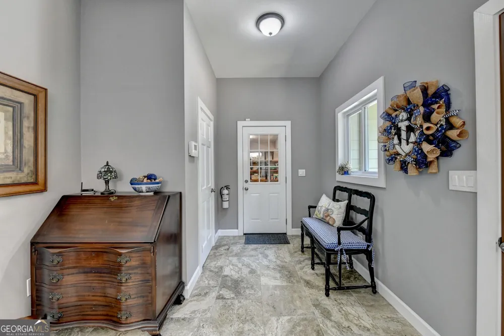 6173 Pine CIR Flowery Branch, GA 30542