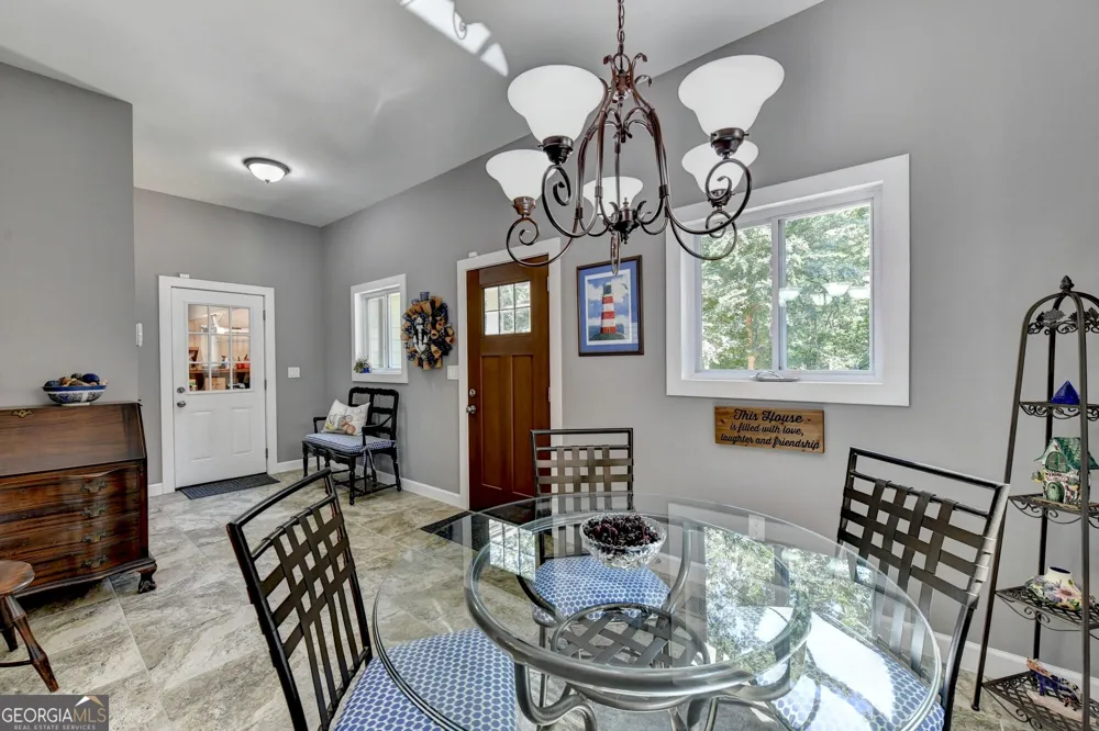 6173 Pine CIR Flowery Branch, GA 30542