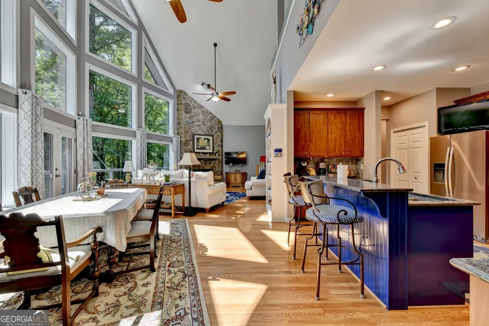 6173 Pine CIR Flowery Branch, GA 30542
