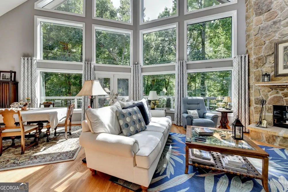 6173 Pine CIR Flowery Branch, GA 30542