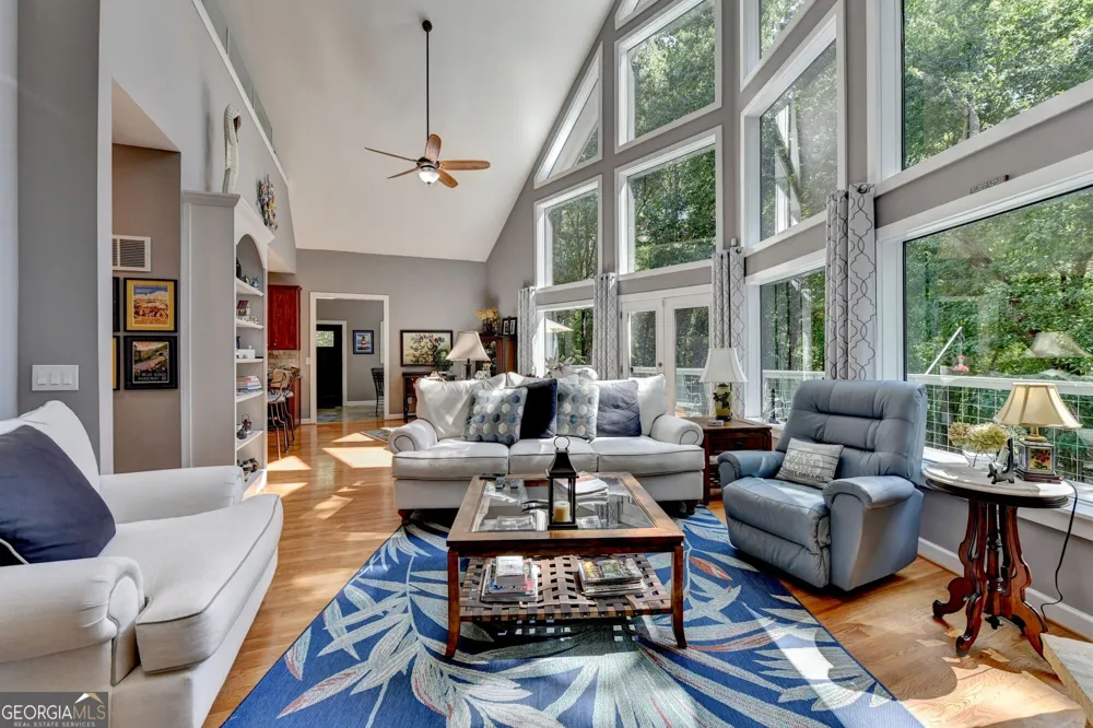 6173 Pine CIR Flowery Branch, GA 30542