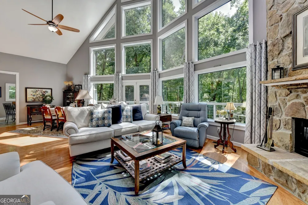 6173 Pine CIR Flowery Branch, GA 30542