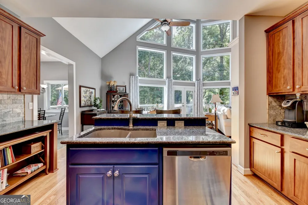 6173 Pine CIR Flowery Branch, GA 30542