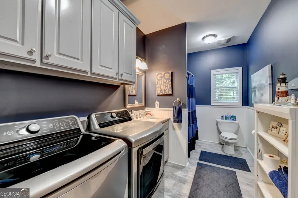6173 Pine CIR Flowery Branch, GA 30542