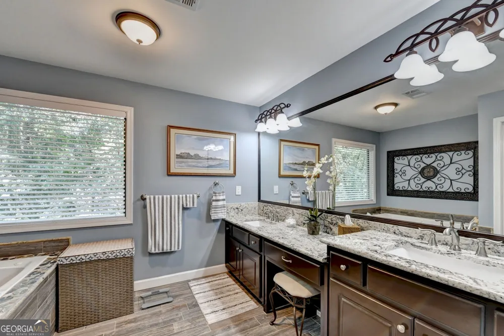 6173 Pine CIR Flowery Branch, GA 30542