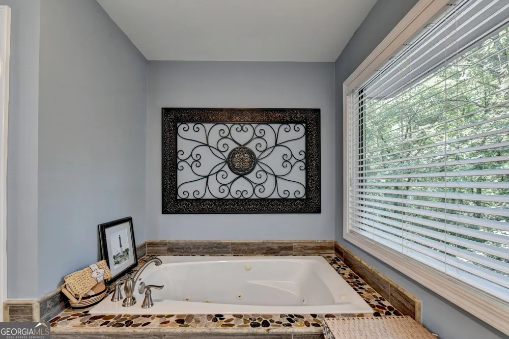6173 Pine CIR Flowery Branch, GA 30542