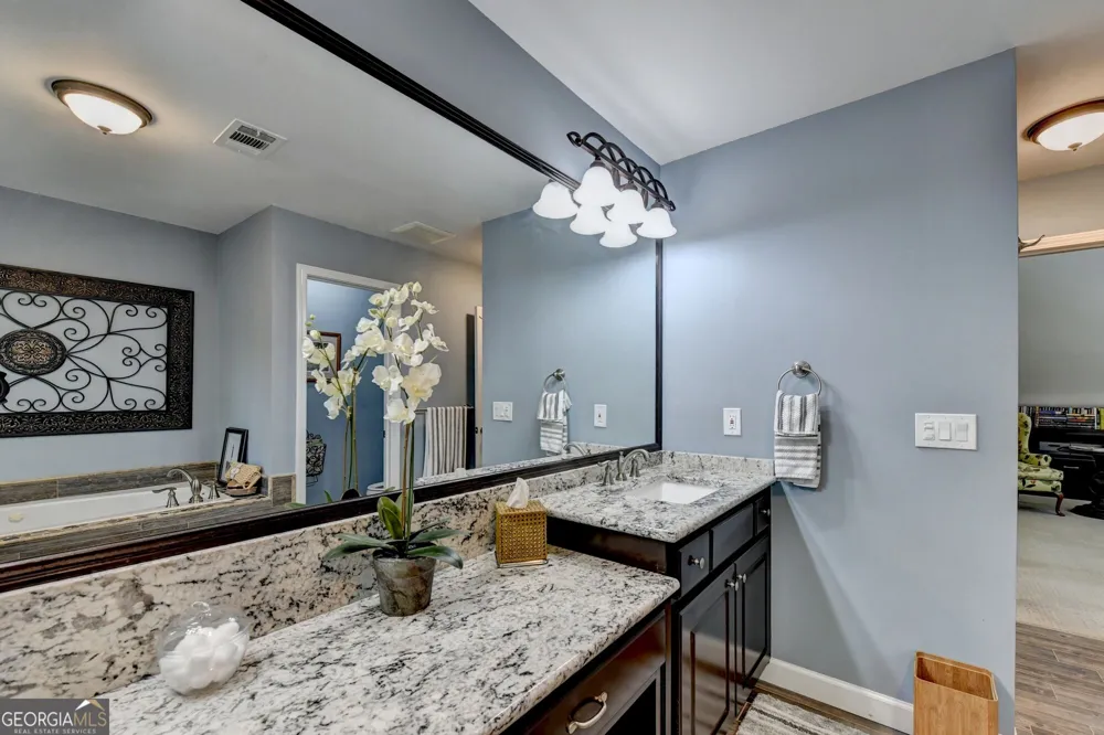 6173 Pine CIR Flowery Branch, GA 30542