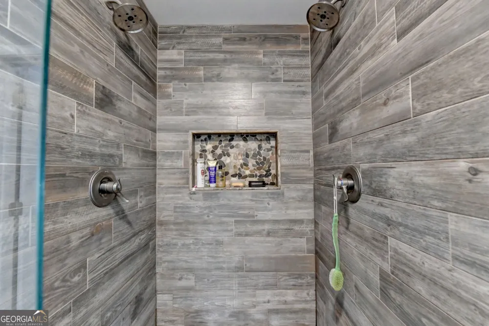 6173 Pine CIR Flowery Branch, GA 30542