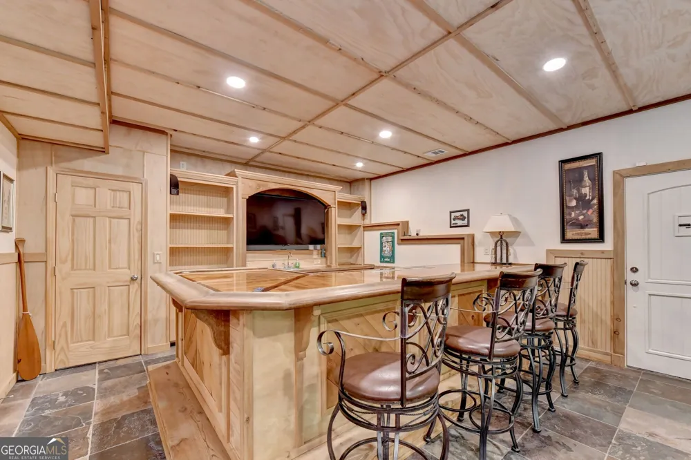 6173 Pine CIR Flowery Branch, GA 30542